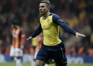 Arsenal'in goln atan Lukas Podolski (9) byk sevin yaad.