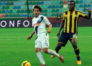  Erciyessporlu Murat Yldrm, bir pozisyonda rakibi Fenerbaheli Emenike ile mcadele etti.