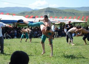 Kars’ta “110. Geleneksel Karaurgan Karakucak Güreş Şenlikleri” yapıldı
