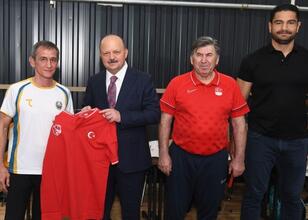 Taha Akgül’den Dünya Güreş Şampiyonası’na hazırlanan sporculara ziyaret