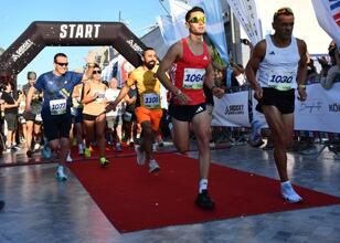Uluslararası Ayvalık Kurtuluş Yarı Maratonu koşuldu