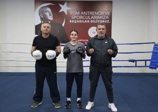 Boksör okul müdürünün şampiyon öğrencisi Boksör okul müdürünün şampiyon öğrencisi