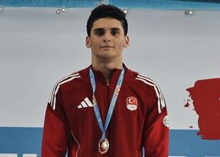 Milli yüzücü Arel Gültekin'den altın madalya!