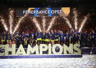 Fenerbahçe Opet, şampiyonluk kupasıyla beraber yurda döndü!