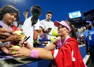 Zeynep Sönmez, Kanada'da tur atladı