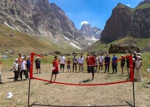 Sporcular, Cennet Cehennem Vadisi'nin eşsiz doğasında badminton oynadı