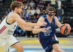 Anadolu Efes, Real Madrid'i devirdi!