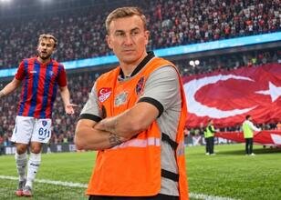 Bir dönem futbolcuydu, milli maçtaki görevi şaşkına çevirdi!