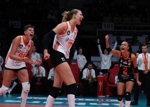 Eczacıbaşı, İlkbank'ı set vermeden yıktı!