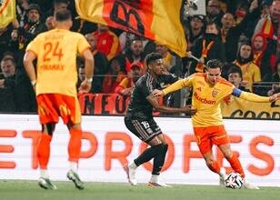 Lens, 10 kişiyle Lyon'u devirdi