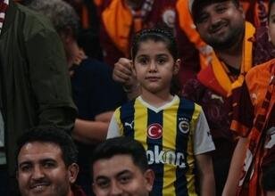 Derbide Fenerbahçe formalı minik taraftar
