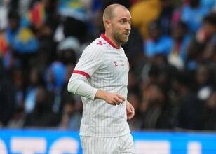 Danimarkalı futbolcu Eriksen, hazırlık maçında fenalaştı