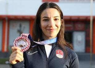 Milli güreşçi Evin Demirhan Yavuz'dan gümüş madalya!
