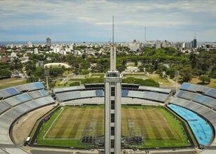 İlk FIFA Dünya Kupası Uruguay'daki Estadio Centenario'da düz