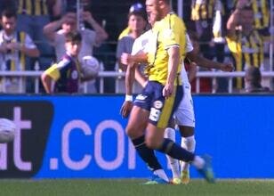 Kadıköy'de VAR ve penaltı kararı!