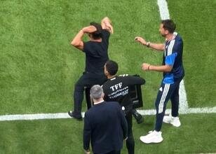 Emre Belözoğlu saha kenarında çılgına döndü!