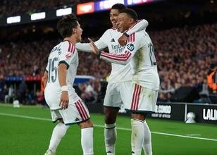 Real Madrid, Barcelona'nın apoletlerini Camp Nou'da söktü