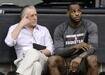 Pat Riley ve Giannis'ten LeBron James mesaj�: 'Umar�z Miami'yi se�er'