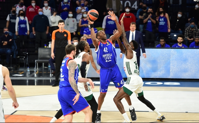EFES, SON SANİYEDE KAZANDI
