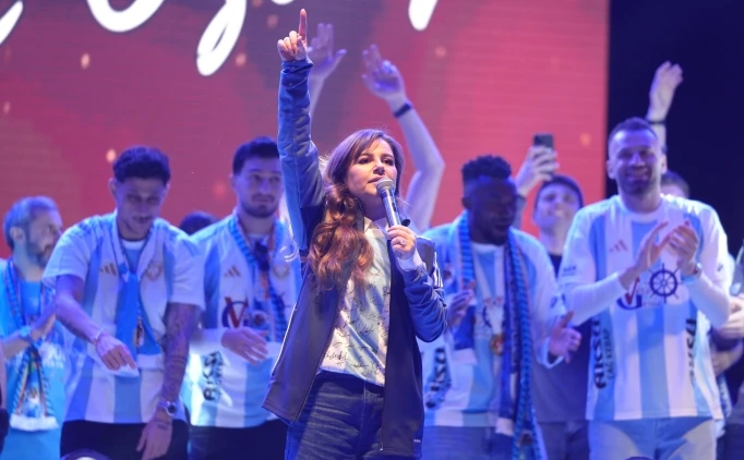 TAR�H� KUTLAMA: KUPAYI ALDI