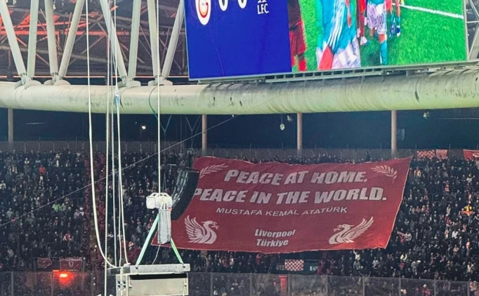 L'POOL'DAN ATAT�RK PANKARTI