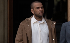 Alves, kul�p sat�n al�p oynamay� d���n�yor