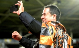 Acun Il�cal� Ada'da g�ndem yaratt�!