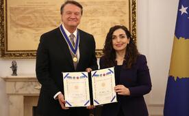 Hasan Arat'a Kosova Onur Ni�an� verildi