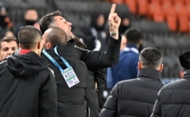 Burak Y�lmaz ��ld�rd�! Hakemin �st�ne gitti