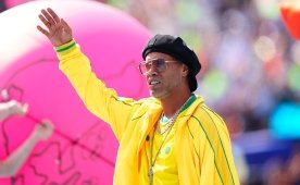 ...Ve Ronaldinho sahaya geri dönüyor