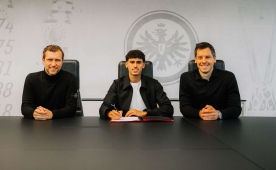 Eintracht Frankfurt'a 21 ya��nda takviye