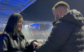 14 �ubat'ta trib�nde evlilik teklifi yap�ld�!