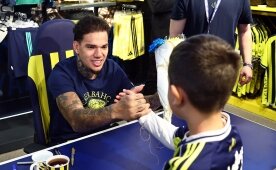 Ederson, F.Bahçeli taraftarlarla bir arada