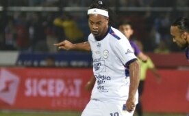 Ronaldinho futbola geri dönüyor!