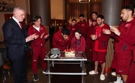 Milli tak�mda Ozan Kabak i�in kutlama!