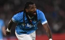 Napoli'den yan�t: 'Tak�mda kal�yor'