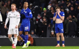 10 ki�i kalan Chelsea, Fulham'a boyun e�di