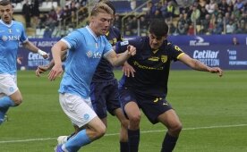 Napoli, deplasmanda puanlar� payla�t�!