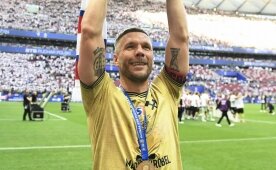 Lukas Podolski, 54 y�l sonra ilki ya�att�