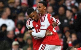 Arsenal, Everton’ı stoperleriyle geçti