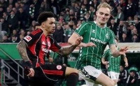 Frankfurt, son nefeste bir puan� kurtard�!