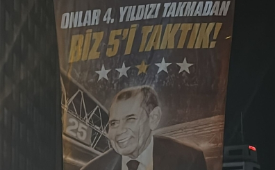 Dursun zbek'in otelinin nnde F.Bahe'ye pankart
