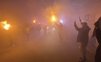 Fenerbahçeli taraftarlardan Avrupa dönüşü coşkulu destek