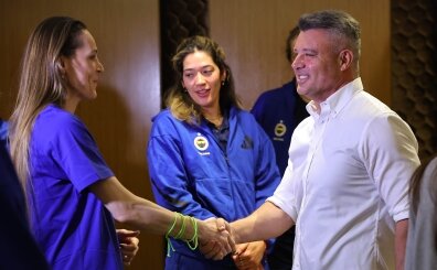 Sadettin Saran, Fenerbah�eli kad�n voleybolcularla bulu�tu