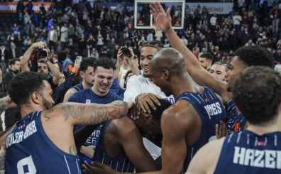 Anadolu Efes, Virtus Bologna�y� A��rl�yor