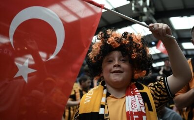 Hull taraftarları, tarihi başarıyı Türk bayraklarıyla kutladı