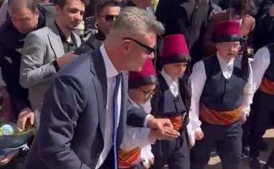 Saran, �ocuklarla halay �ekti