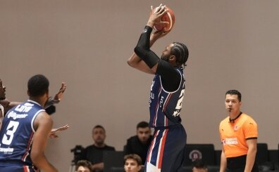 Anadolu Efes, Pizzabulls Bordo Band�rma'y� evinde devirdi