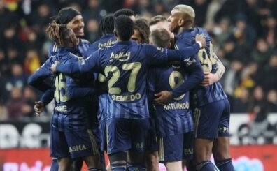 Fenerbah�e'ye fla� mesaj: 'Tak�m santrfor diye ba��r�yor'