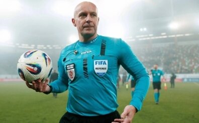 Anfield'da hakem sakatland�